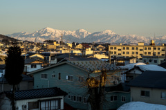 夕日に照らされ