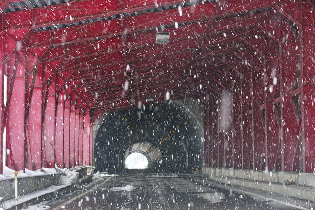 雪舞うスノーシェッド