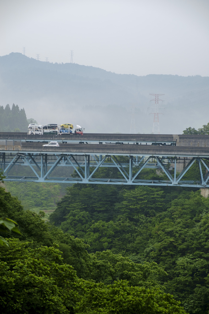 谷間の高速道
