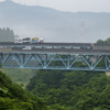谷間の高速道
