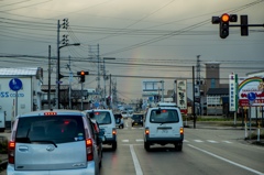 道路の向うに見える虹