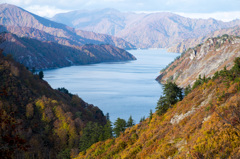 青い湖面