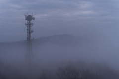 雲海の電波塔