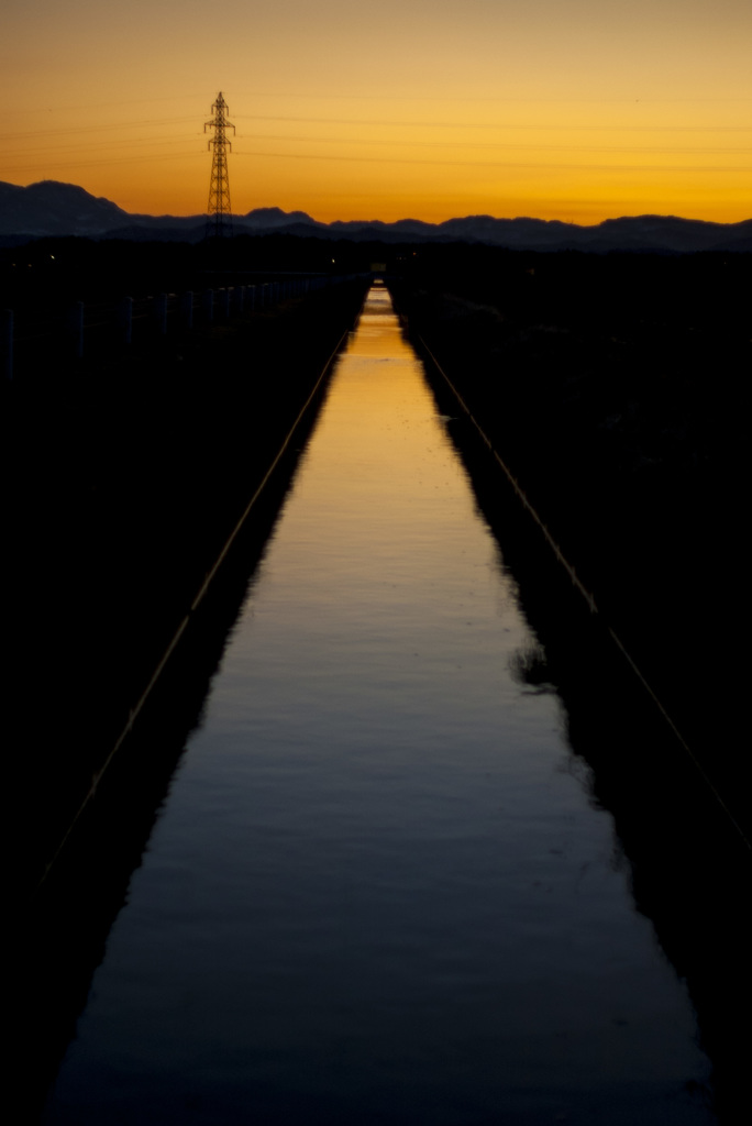 朝焼けの水路