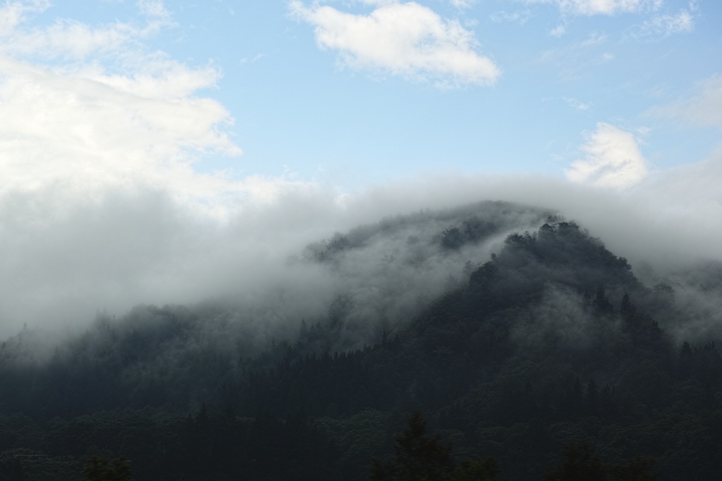 雨上がりに曇る山
