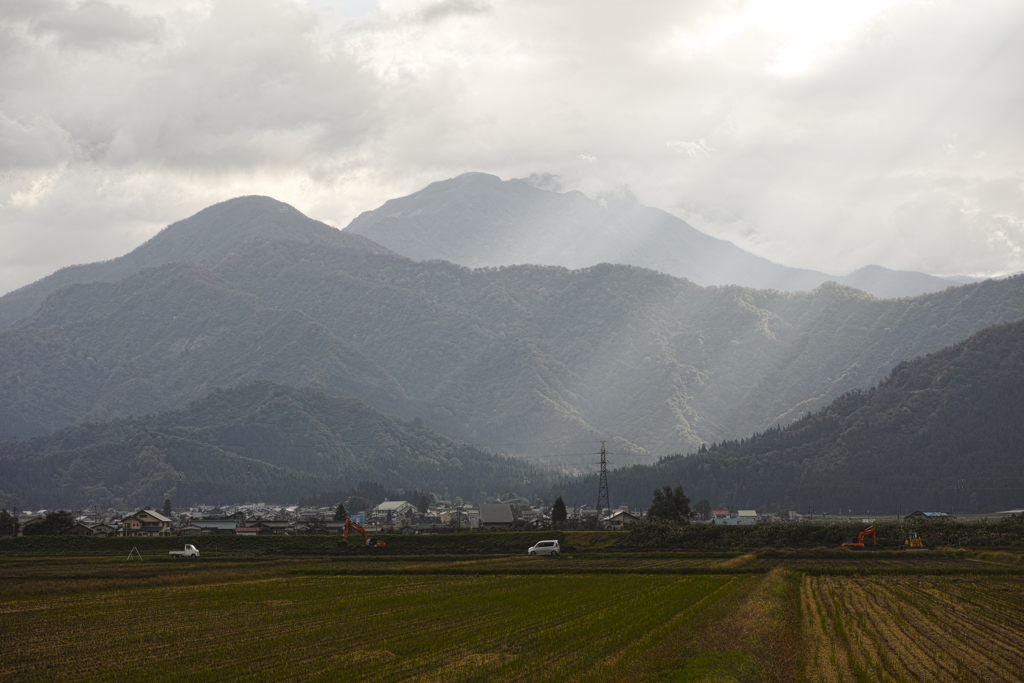 雲かかる八海山