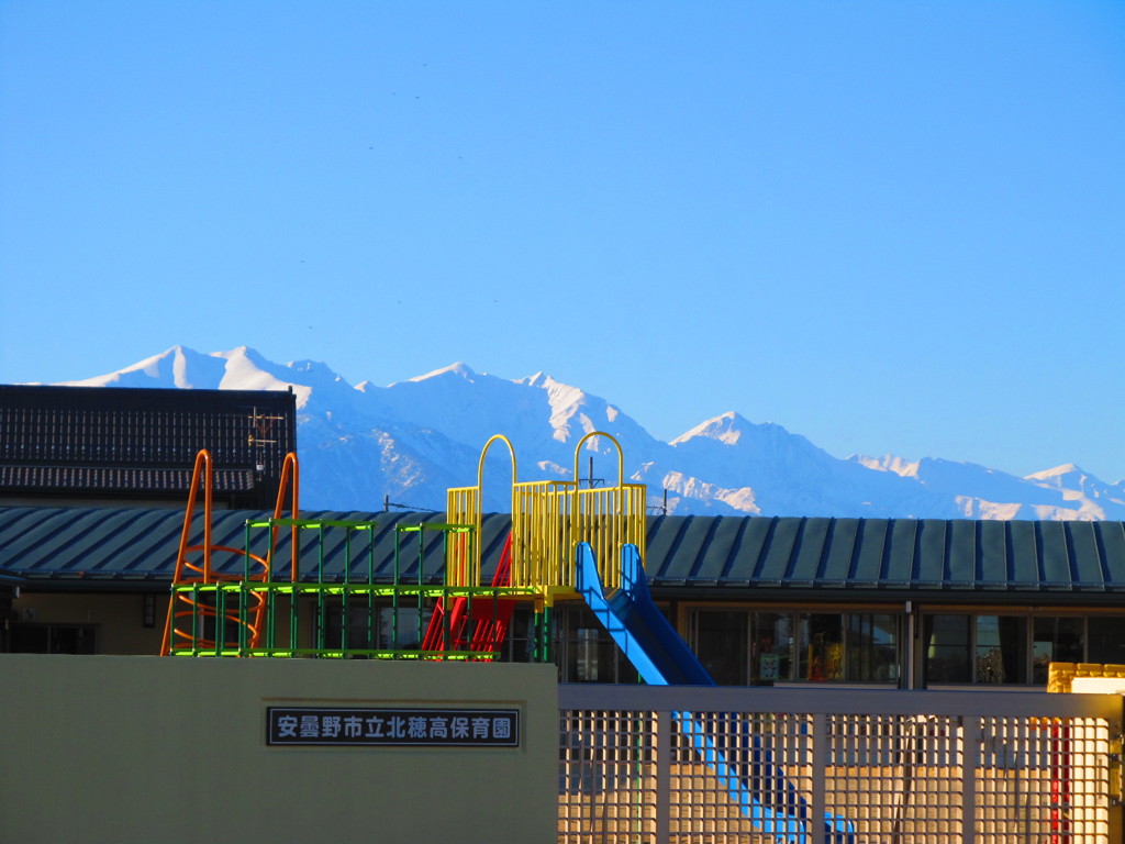 保育園と北アルプス