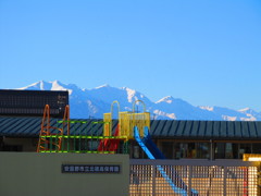 保育園と北アルプス