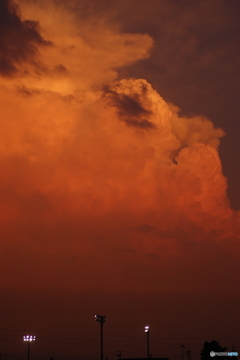 グランドのライトと染まる雲