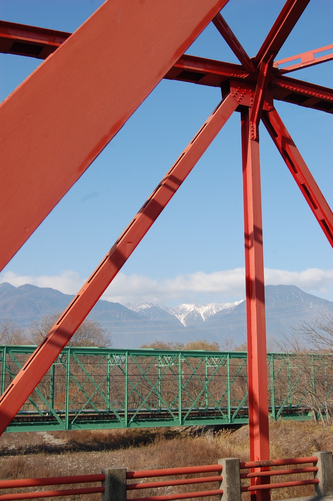 橋と山