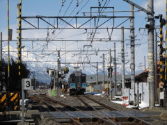 駅の後ろには