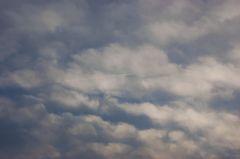 雲の中の飛行機雲