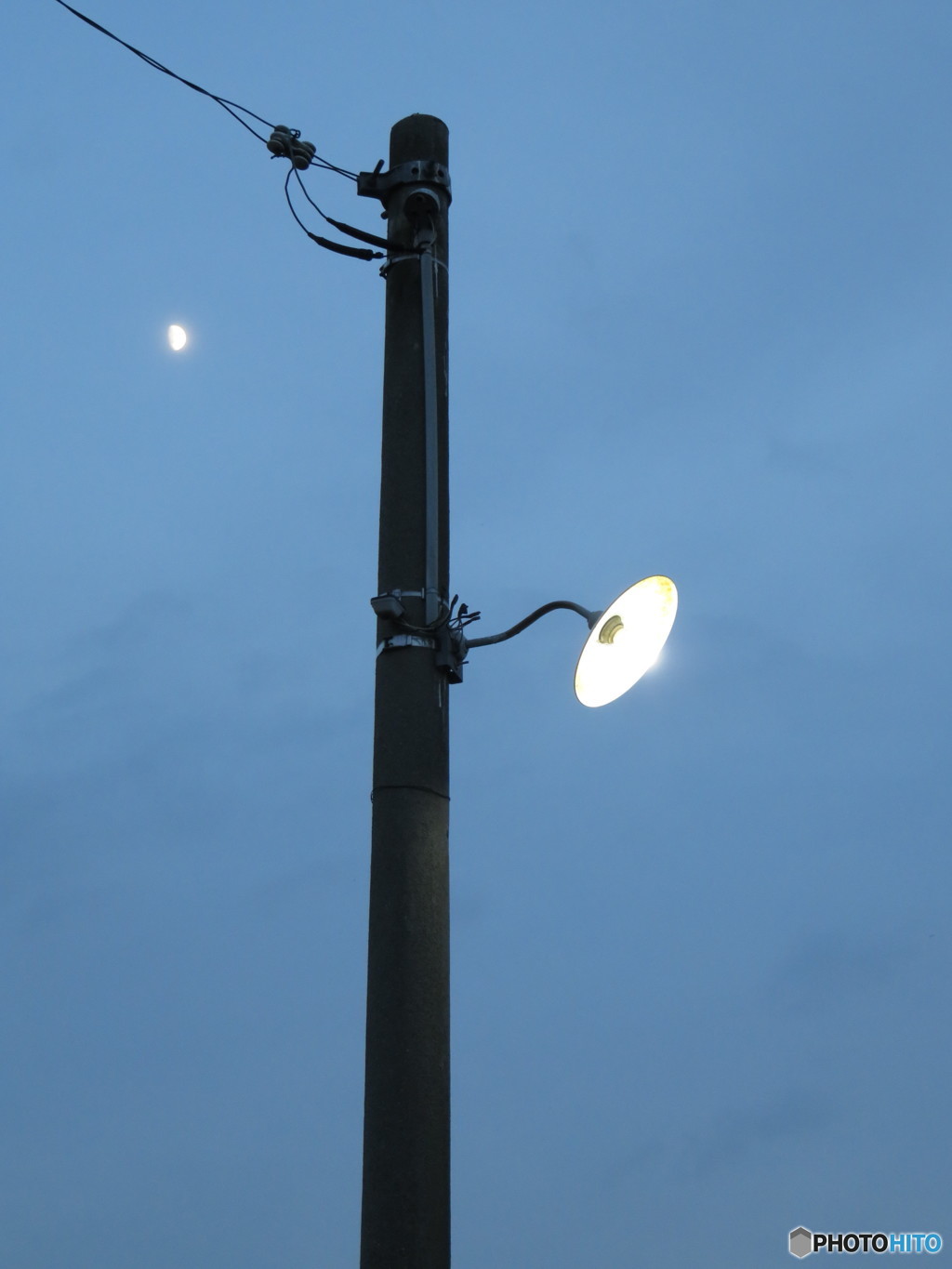 月も電灯も灯る時間