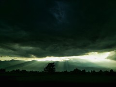 重い雲と天使のはしご