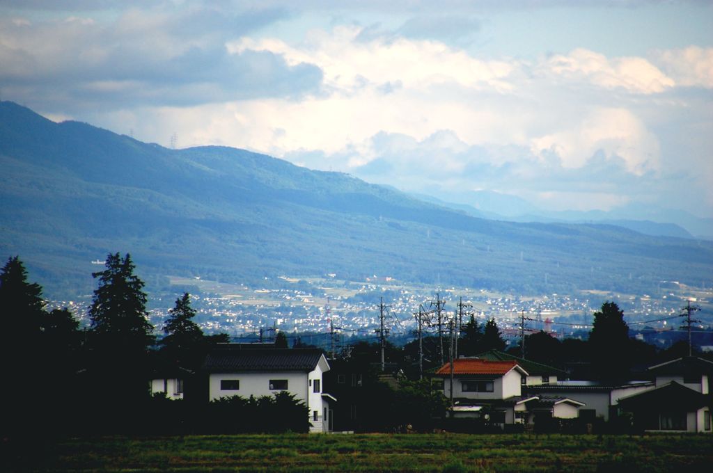 遠くの町が見える