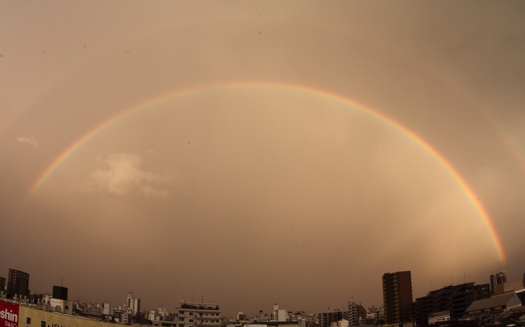 もやっとした空の虹