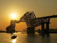 夕陽と船とゲートブリッジ