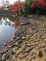 岩肌の岸辺