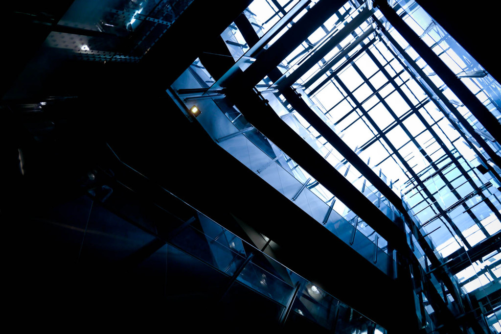 青い吹き抜けの先に