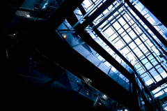 青い吹き抜けの先に