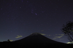 富士の山に浮かぶオリオン座