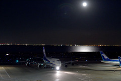 東京湾に浮かぶ満月