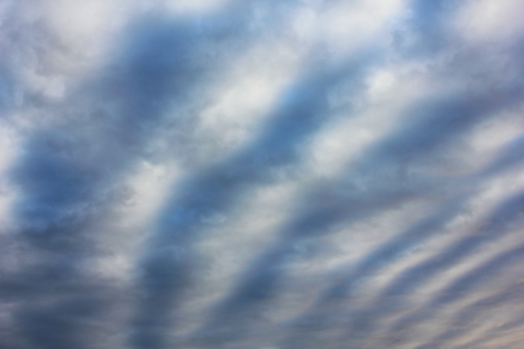 ストライプな空（地震雲？）