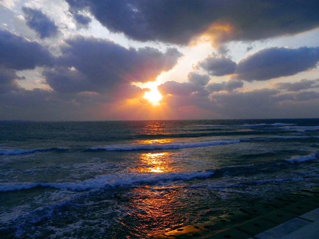 荒れた日の夕日