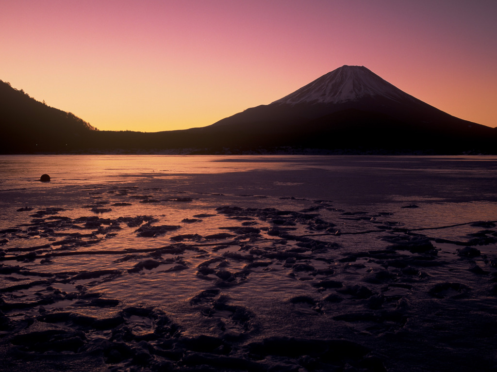 凍る湖　富士の朝