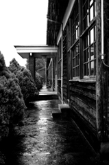 雨の木造校舎