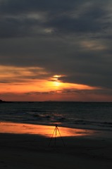 夕陽に佇む・・・三脚