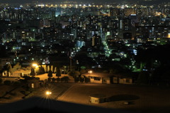 公衆トイレと夜景