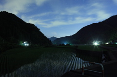 山間の空を見上げて