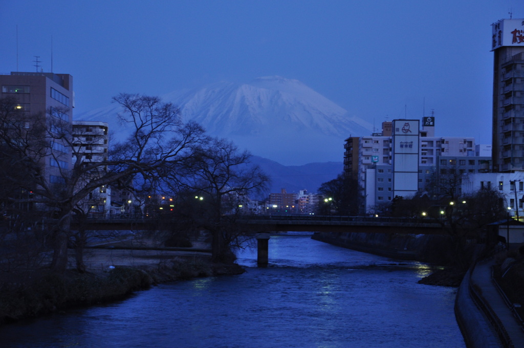 鎮座されたる岩手の山