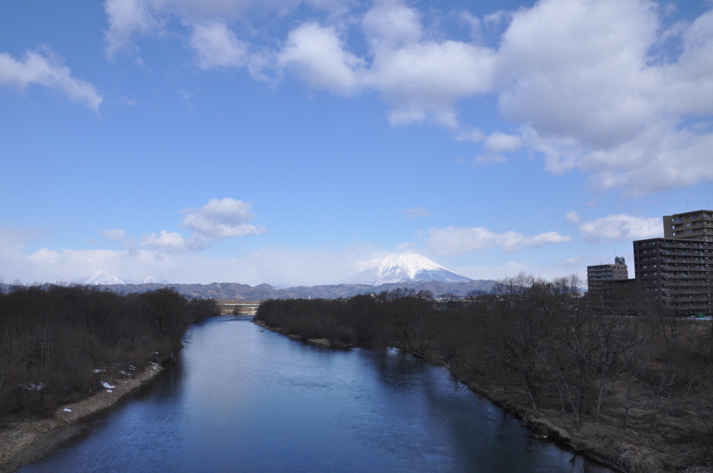 広い空、流れゆく川、そしてそびえる山