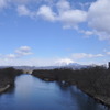 広い空、流れゆく川、そしてそびえる山