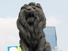 淀屋橋から南を見据えるライオン