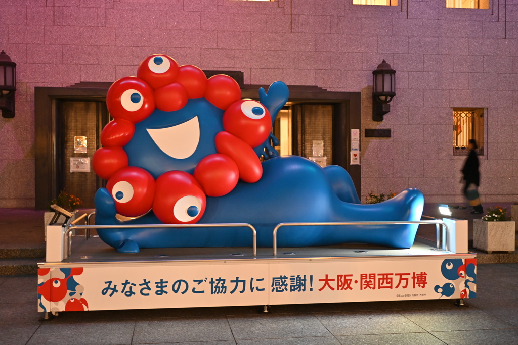 市役所の正面玄関前に戻ったミャクミャク