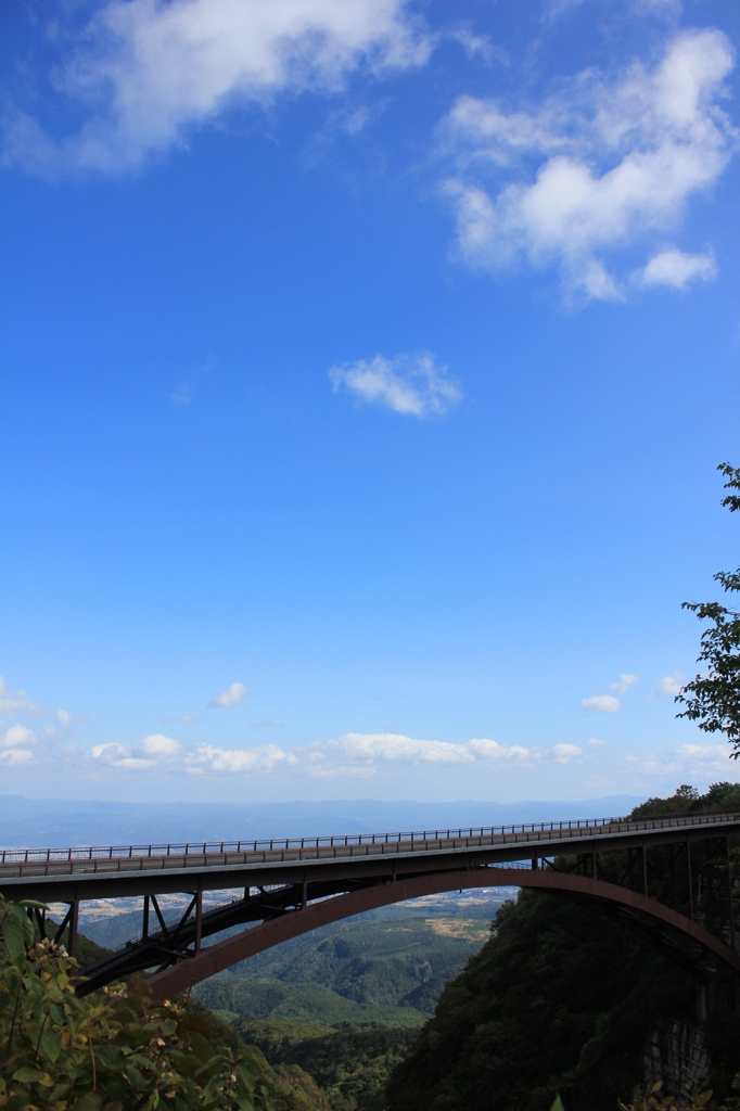 空と橋と谷