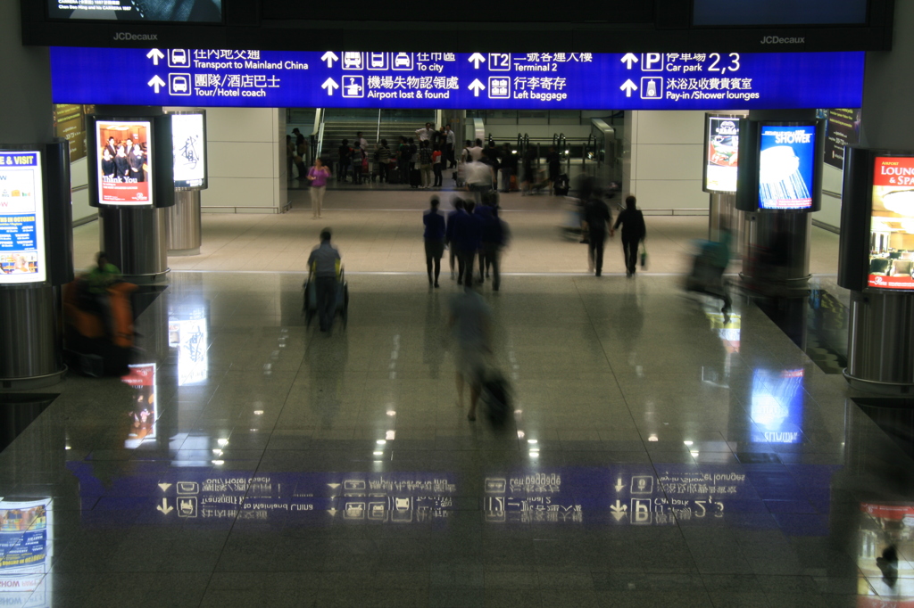 香港市内に向う人々