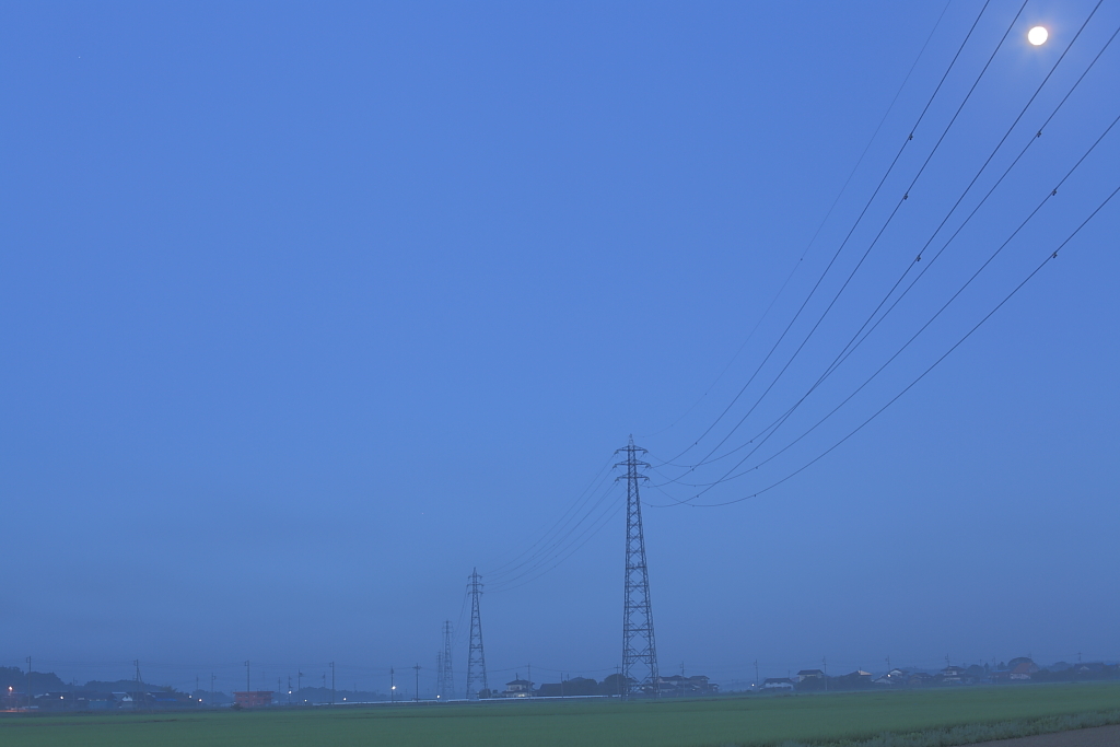 高圧線にかかる月