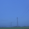 高圧線にかかる月