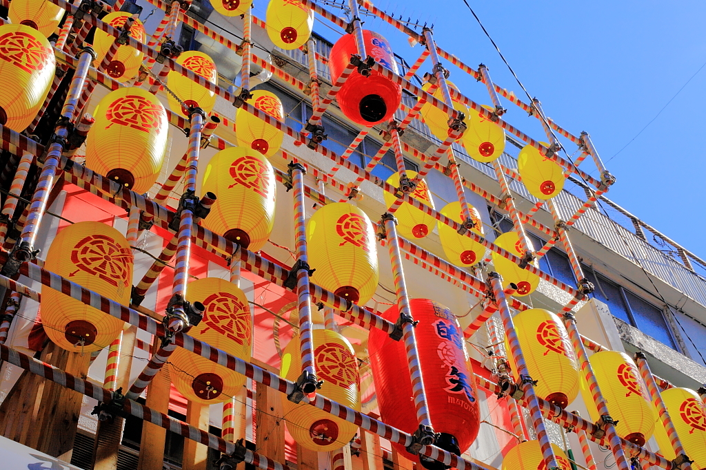 空に浮かぶ提灯