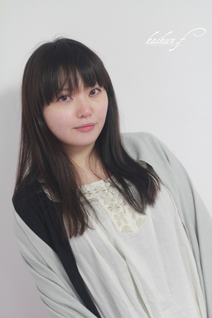 大人びた表情で