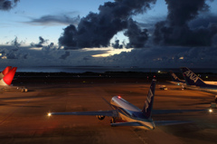 夕暮れの那覇空港(ANA B767-300 JA8677)