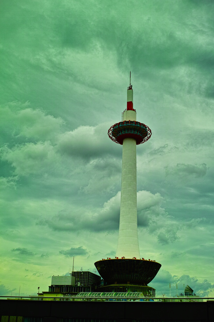 京都タワー暗雲
