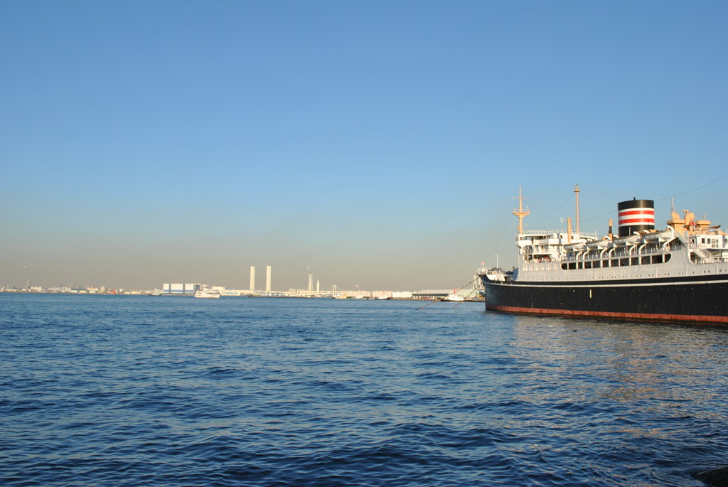 氷川丸と淡い空