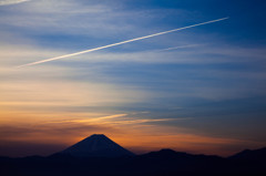 富士とヒコーキ雲