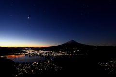 夜明けを待つ富士