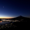 夜明けを待つ富士